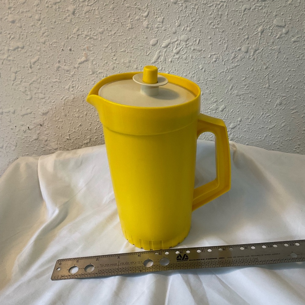 Tupperware 1 Quart Push-Button Pitcher 874-14 w/ Lid yellow